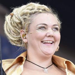 Elle King con un peinado trenzado alborotado
