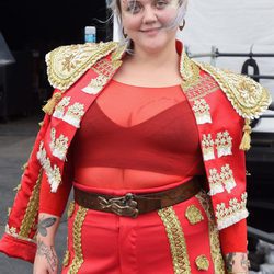 Elle King con el cabello de colores y despeinado