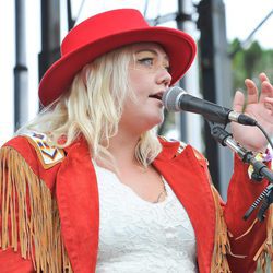 Elle King con un gorro flamenco rojo