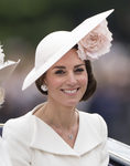 Kate Middleton con un tocado en rosa palo floral
