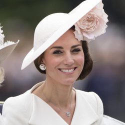 Kate Middleton con un tocado en rosa palo floral