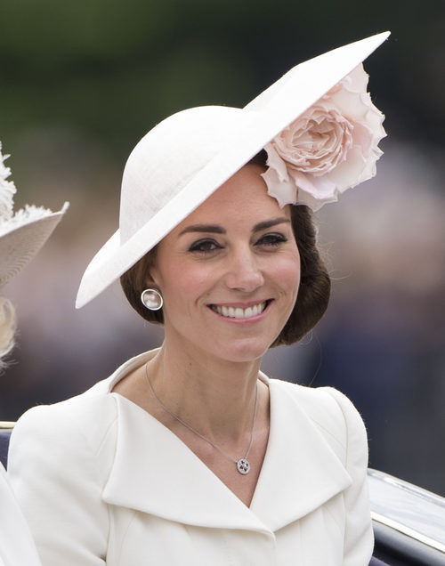Kate Middleton con un tocado en rosa palo floral