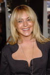 Lindsay Lohan con el cabello liso y rubio con flequillo