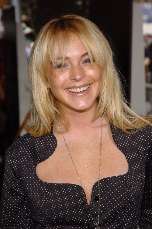 Lindsay Lohan con el cabello liso y rubio con flequillo