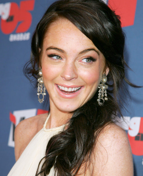 Lindsay Lohan con una coleta baja ladeada