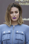 Blanca Suárez con un maquillaje sencillo y un labial potente en tono violeta
