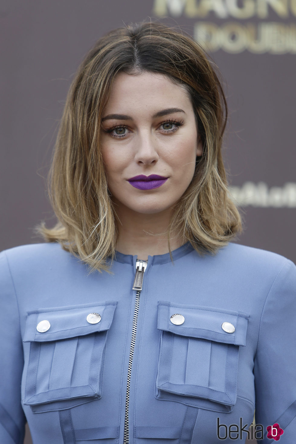 Blanca Suárez con un maquillaje sencillo y un labial potente en tono violeta