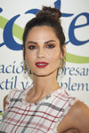 Ariadne Artiles con un moño alto y un make up en tonos naranjas