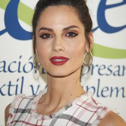 Ariadne Artiles con un moño alto y un make up en tonos naranjas