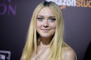 Dakota Fanning en un evento con las raíces brillantes