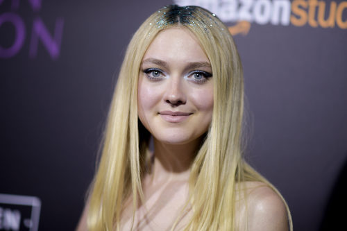 Dakota Fanning en un evento con las raíces brillantes