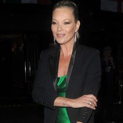 Kate Moss con una sombra de ojos desastrosa en la noche de Londres