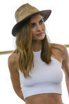 Ariadne Artiles con un sombrero de paja y pelo suelto