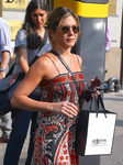 Jennifer Aniston con un beauty look sencillo con bronceado y gafas de sol