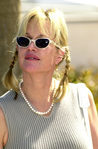 Melanie Griffith con un peinado con trenzas de pelo corto