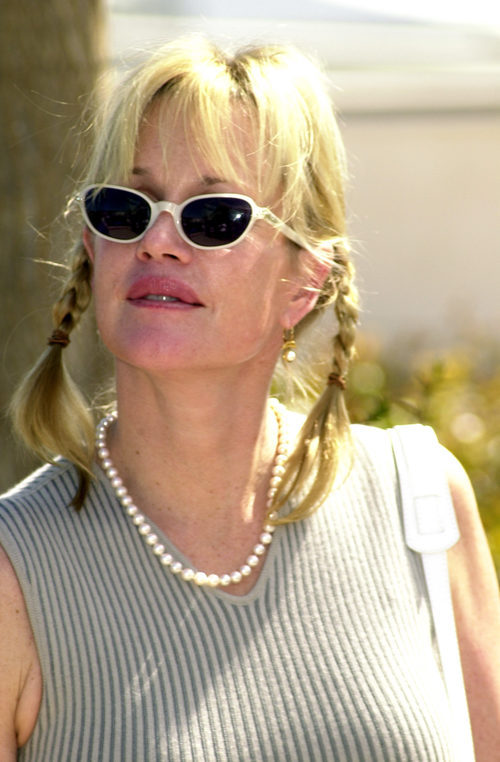 Melanie Griffith con un peinado con trenzas de pelo corto