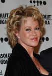 Melanie Griffith con un peinado con ondas en esfera