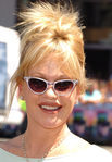 Melanie Griffith con un peinado de moño despuntado