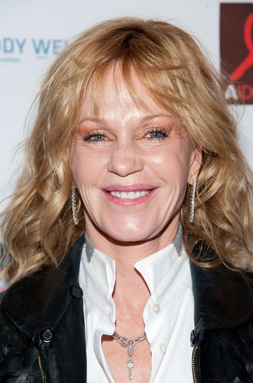 Melanie Griffith con un peinado de ondas y flequillo