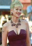 Melanie Griffith con un recogido y complementos en esfera