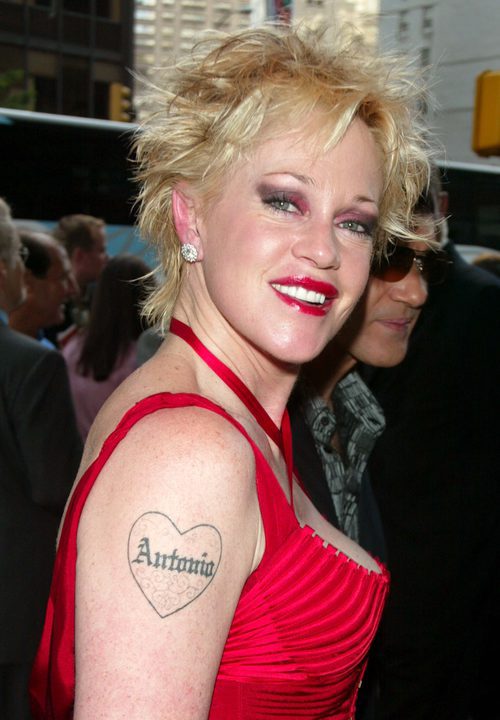 Melanie Griffith con make up llamativo en rosas y violetas