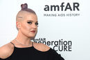 Kelly Osbourne en una Gala amfAR en Nueva York con la cabeza rapada y un moño