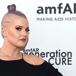 Kelly Osbourne en una Gala amfAR en Nueva York con la cabeza rapada y un moño