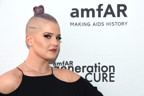 Kelly Osbourne en una Gala amfAR en Nueva York con la cabeza rapada y un moño