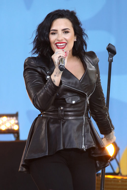 Demi Lovato luciendo melena actuando en directo en 'Good Morning America'