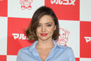 Miranda Kerr con melena midi ligeramente ondulada y labios rojos en Tokio