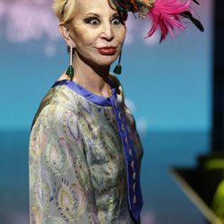 Karmele Marchante con un peinado en punta con una pamela de flor 