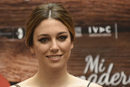 Blanca Suárez con beauty look en peinado de recogido con moño bajo