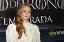 Sophie Turner con un peinado en estilo Old Hollywood