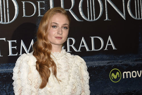 Sophie Turner con un peinado en estilo Old Hollywood