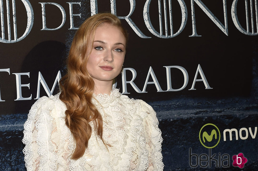 Sophie Turner con un peinado en estilo Old Hollywood