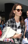 Katie Holmes con el cabello suelto y gafas de sol