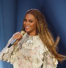 Beyoncé con un beauty look con peinado de cabello suelto con decoración trenzada