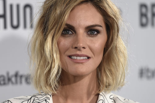 Amaia Salamanca con un corte bob en rubio y ondas naturales