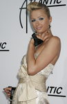 Paris Hilton con tupé de rulo