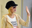 Paris Hilton llevando una boina con visera