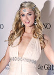 Paris Hilton con joyas decorativas de pelo