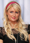 Paris Hilton con diadema y flequillo rubio