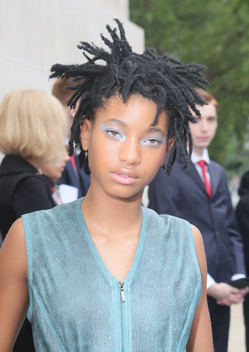 Willow Smith con un make up en azul metal