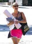 Kaley Cuoco con beauty look de moño desaliñado