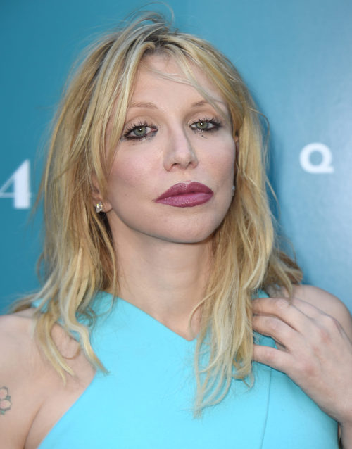 Courtney Love con un make up potenciando los labios