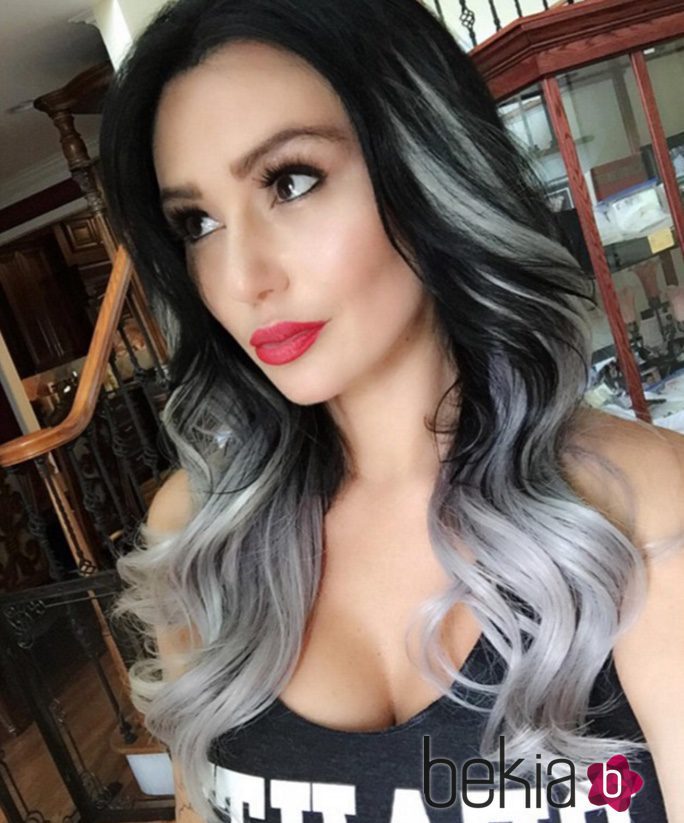 Jwoww con mechas californianas grisáceas