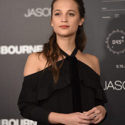 Alicia Vikander aporta un toque de color con sus labios