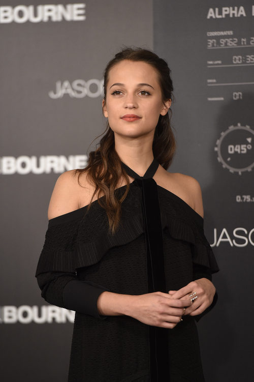 Alicia Vikander aporta un toque de color con sus labios