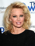 Pamela Anderson con melena corta y ahuecada
