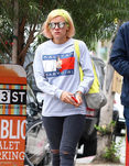 Lily Allen paseando por Los Ángeles con el pelo amarillo y naranja